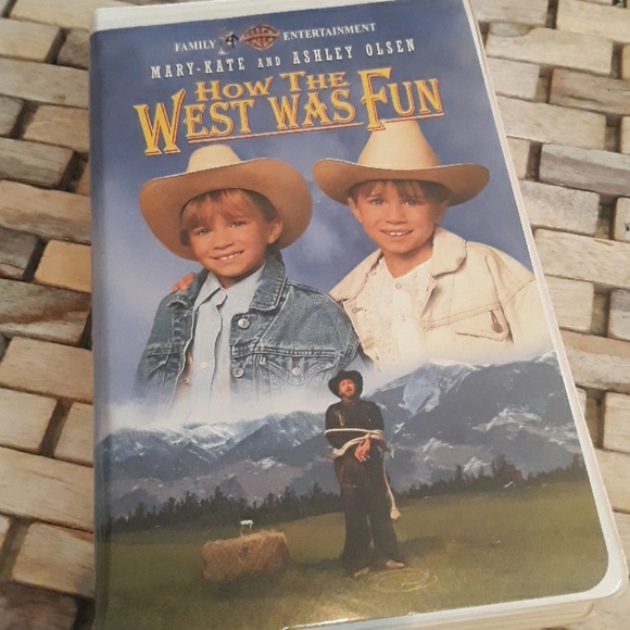Mary-Kate and Ashley Olsen Other - Mary-Kate and Ashley Olsen How the West Was Fun